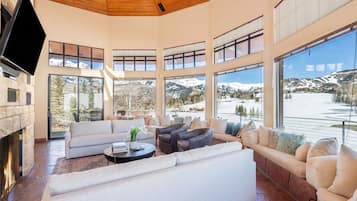 Télévision, cheminée, table de tennis de table, chaßne hi-fi