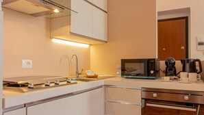 A modern kitchen with a microwave, coffee maker, and a sink. - La Ringhiera Fiorita 201 Autodromof1 Villa Reale (Monza)