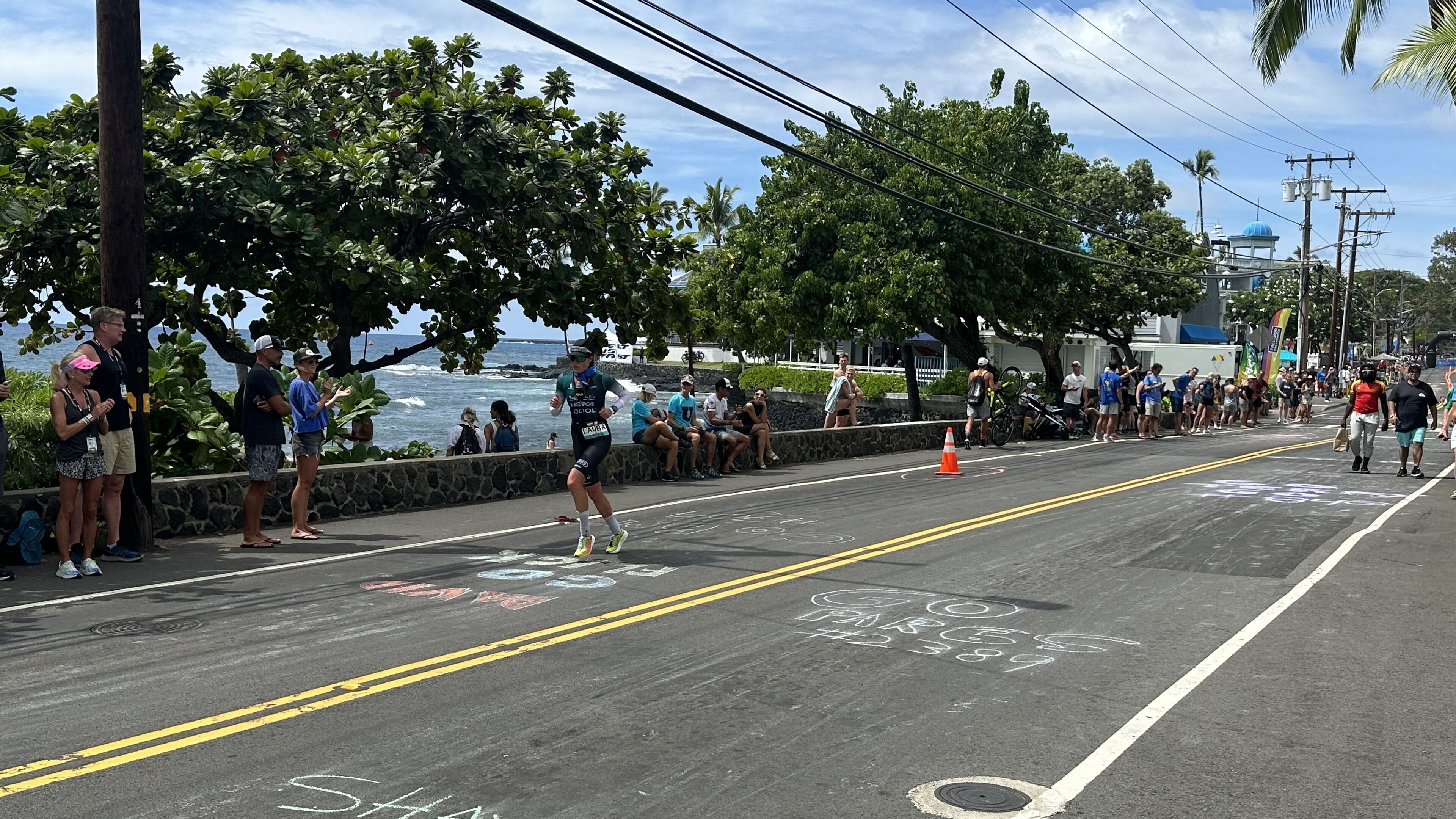 Evento di maratona con partecipanti su una strada segnata per corsa e ciclismo.