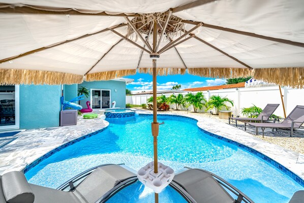 Una piscina al aire libre, una piscina climatizada