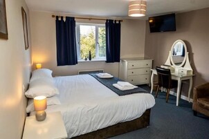 Deluxe Double Room, Accessible | Blackout drapes, soundproofing, iron/ironing board