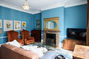 House (4 Bedrooms) | Living area | Smart TV - The Fulham Town House - Spacious 4BDR House with Garden (London)