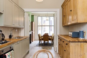 Fridge, dishwasher