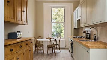 Fridge, dishwasher