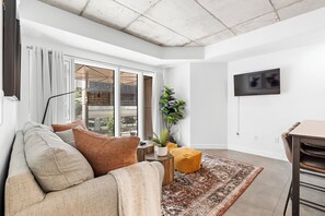 Smart TV, lareira, aparelho de som