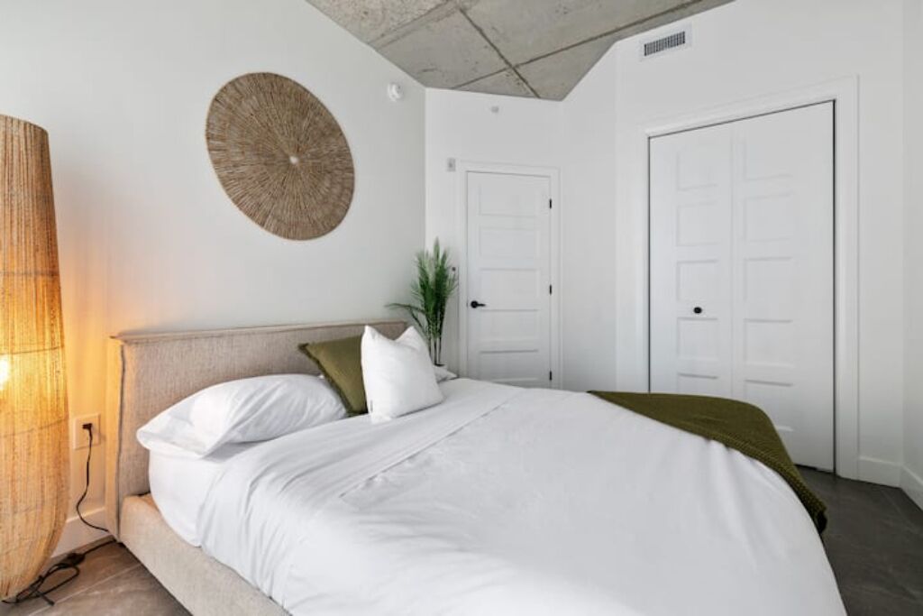 2 bedrooms, travel crib, free WiFi, bed sheets