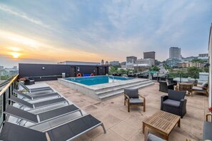 A heated pool - Le Downtown (rooftop pool and gym) (Québec)