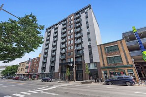 Exterior - Le Downtown (rooftop pool and gym) (Québec)