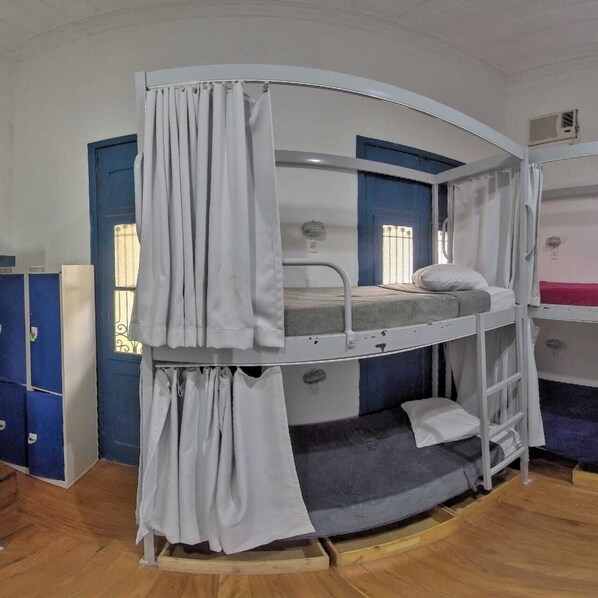6 habitaciones, tabla de planchar con plancha, wifi y ropa de cama
