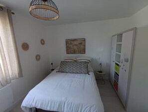 2 bedrooms, iron/ironing board, travel cot, WiFi
