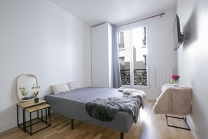 1 bedroom, WiFi, bed sheets - Charmant Studio Rénové - Canal Saint Martin (Paris)