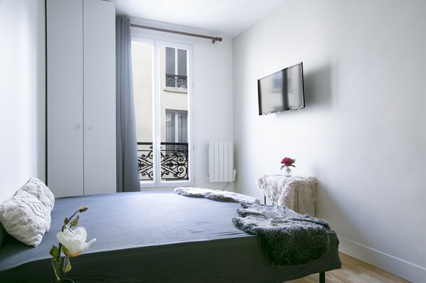 1 bedroom, WiFi, bed sheets - Charmant Studio Rénové - Canal Saint Martin (Paris)