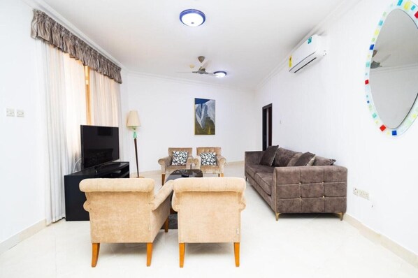 TV - Stay Play Away Residences - 3 bed, Airport Residential, Accra (Accra)