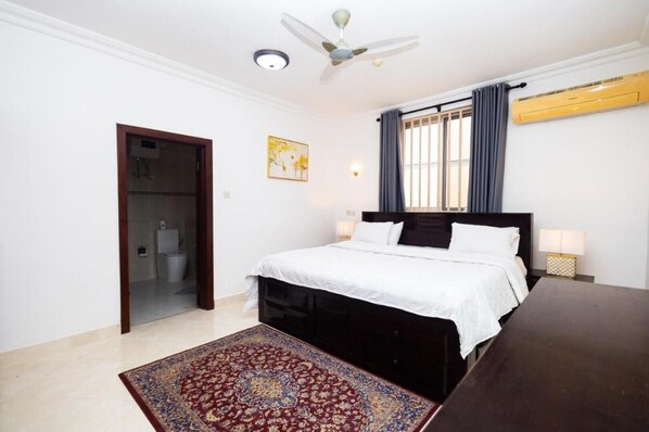 3 bedrooms, iron/ironing board, WiFi, bed sheets