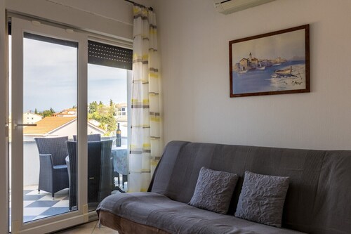 Cosy apartment for four persons in center of Malinska