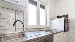 Cafetera y tetera, refrigerador, microondas y horno 