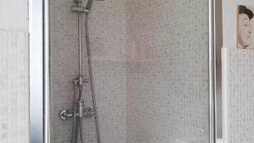 Doccia, asciugacapelli, bidet, asciugamani