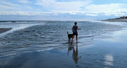 Pet-Friendly End Unit – 2BR Townhome • 3-Min Walk to Beach • Tennis-Quiet Spot
