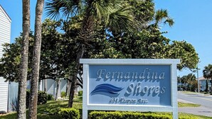 Señal de Fernandina Shores, con cielo despejado y palmeras al fondo.