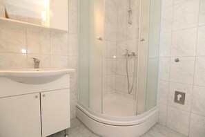 Douche, séchoir à cheveux, serviettes fournies