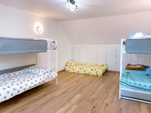 6 bedrooms, WiFi, bed sheets