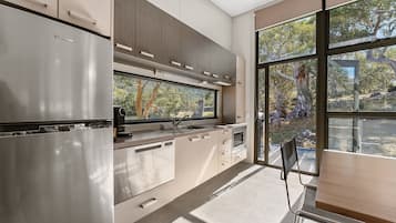 Fridge, microwave, stovetop, dishwasher