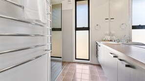 Shower, hair dryer, towels
