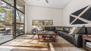 Smart TV, fireplace - Ecocrackenback Luxe Chalet 18 (Crackenback)