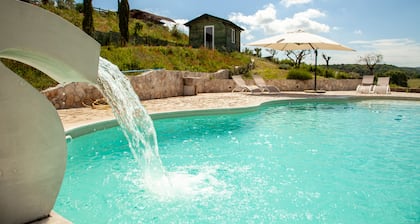 una casa immersa in 2 ettari di verde con piscina e zona wellness privata