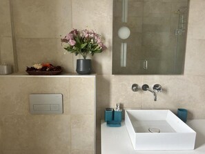 Towels, soap, toilet paper - Stay Play Away Residences - Luxury 4 bed, Airport Residential, Accra
 (Accra)