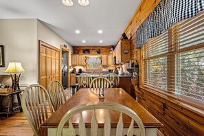 Dining - Valley Creek Retreat/Fireplace/Hot Tub/Creekside/Fire Pit/Arcade- Sleeps 8 (Maggie Valley)