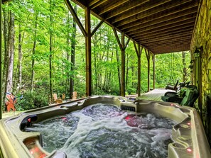 Outdoor spa tub - Valley Creek Retreat/Fireplace/Hot Tub/Creekside/Fire Pit/Arcade- Sleeps 8 (Maggie Valley)