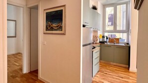 A modern kitchen with a built-in oven, a sink, and a window. - New apartment in the city center cozy and quiet near the station (La Spezia)