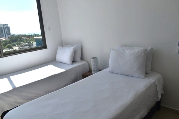 3 室のベッドルーム、アイロン / アイロン台、WiFi (無料)、ベッドシーツ