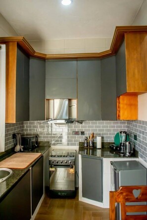 冰箱、微波炉、烤箱、炉灶