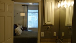 3 habitaciones, escritorio, tabla de planchar con plancha y wifi gratis