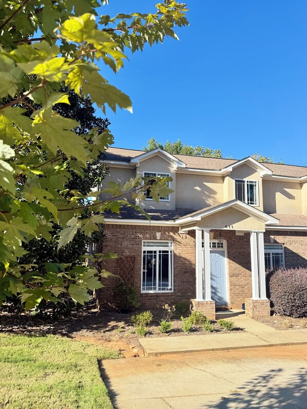 Exterior - Spacious 3 Bd 3.5 Bath Auburn Townhome only 1 Mile from Campus - Pet Friendly (Auburn)