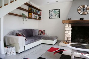 Smart TV, fireplace, DVD player, ping pong - Le Relais D'eugénie : Gîte en Forêt D'orléans (Courcy-aux-Loges)