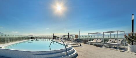 2 outdoor pools