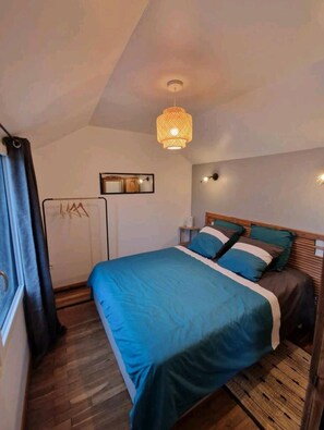 2 عدّة غرف نوم ومكواة/لوح كي وسرير سفر وواي فاي