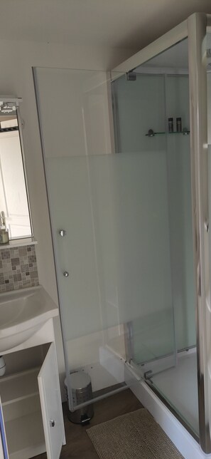 Douche, sèche-cheveux, papier toilette