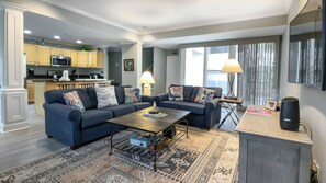 Villa - flere senge - køkken (1264 Harbour Town Club) | Opholdsområde | 50-tommers fladskærms-tv med kabelkanaler