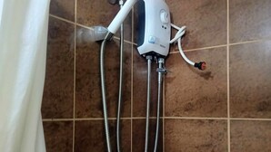 Standard-Apartment, 1 Schlafzimmer, Küche, Stadtblick | Badezimmer | Dusche, Bidet, Handtücher