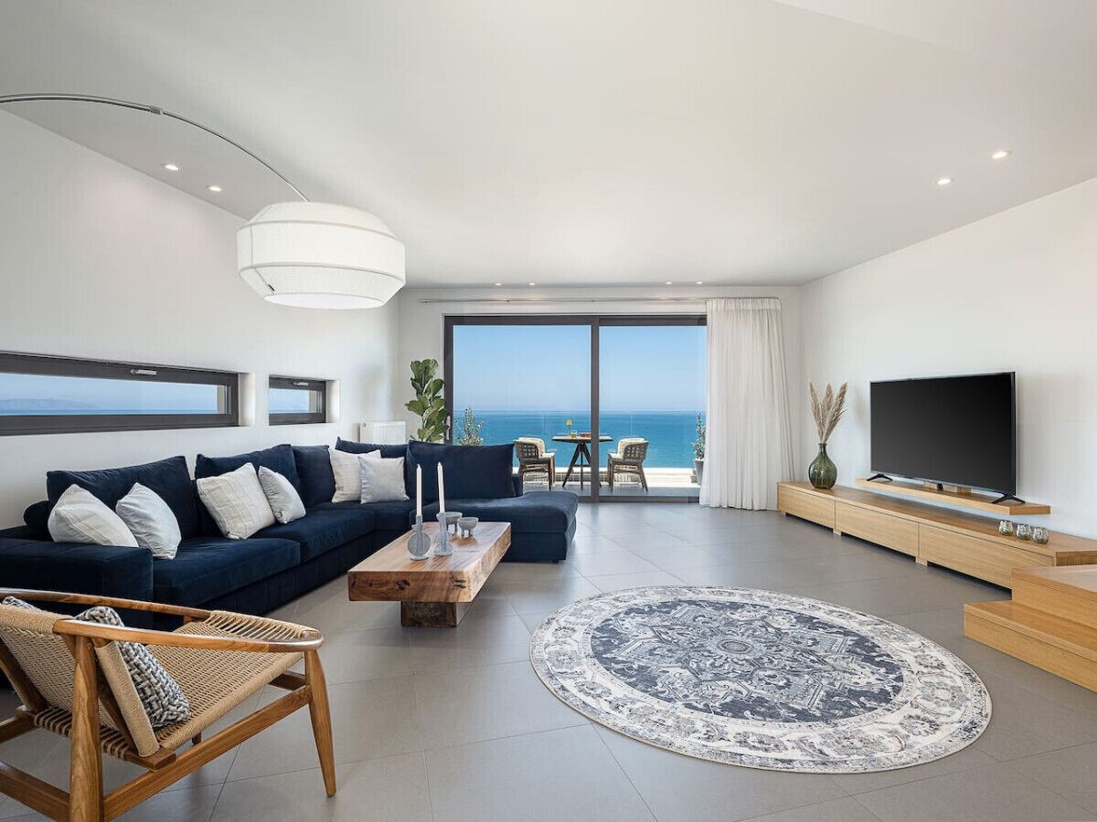 Smart TV, books, stereo