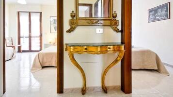 4 chambres, bureau, fer et planche Ă repasser, lit parapluie