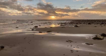 2 Bed-sleeps4-beachfront-free Parking