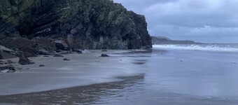 2 Bed-sleeps4-beachfront-free Parking