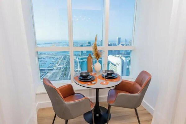 Dining - Beautiful 1BR Apartment with Full Seaview (Dubai)