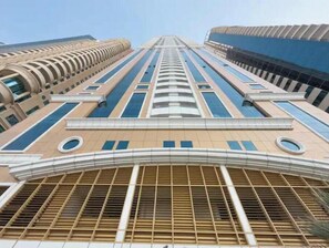 Exterior - Beautiful 1BR Apartment with Full Seaview (Dubai)