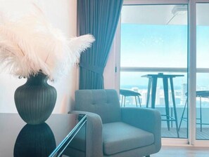 Living area - Beautiful 1BR Apartment with Full Seaview (Dubai)